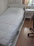 Komplett säng med sängbord 120cm