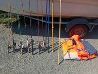 12 fiskespön och  2 flytvästar 