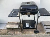 Två grillar och en dammsamlare som ansluts till dammsugare