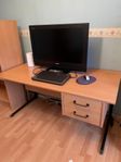 skrivbord och 2 bokhyllor