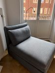 Grå bäddfåtölj från IKEA 