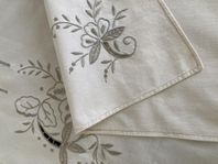 Vacker stor duk med hålsöm och broderade blommor 