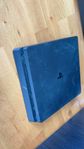 PS4 Slim, med 4 spel. Endast 1 spel kontroll