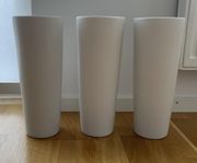 Vita höga krukor 