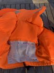 Två flytvästar, en Helly Hansen 15-20 kg, en Baltic 0-15