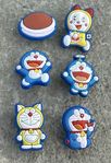 6 stycken skosmycken med Doraemon till Foppstofflor