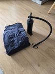 Uppblåsbar madrass med pump.