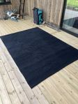 svart matta i ull 168x236 cm