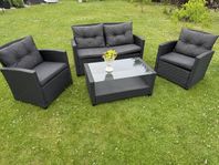 Utegrupp med soffa, två stolar och bord med glasskiva