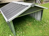 Hus till gräsklippare.
