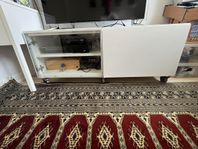 TV-bänk med glasskiva och hjul