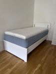 Nästan helt ny säng från Ikea