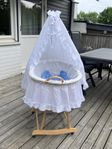 Babykorg på ställning med hjul