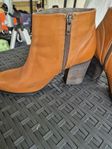 Ett par boots brun