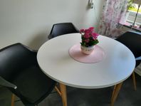Bord och 4 karmstolar