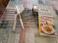 potatispress,  underlögg, mandelkvarn, kokböcker 