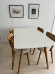 Köksbord med stolar