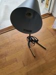 En bordlampa i svart