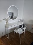 IKEA bestå burs bord med glas, stol och spegel lampa