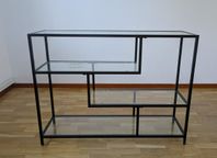 Svarthylla med glashyllplan