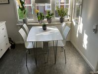 köksbord + 4 stolar.