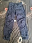 Mörkblå joggerbyxor från H&M