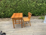 Äldre skolbänk och stol