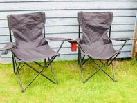 Två campingstolar, två pallar