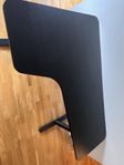 Säljer höj-och sänkbart IKEA-skrivbord (svart, 160 cm)