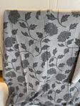 Två gardinlängder i bomull, grå botten med blommotiv
