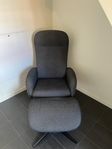 En fåtölj med Recline och fotpall. 