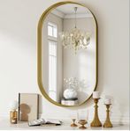Elegant oval spegel med en stilren guldram