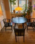 Slitet bord och stabila stolar