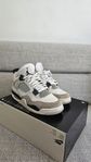 Jordan 4 Skor - Military Black