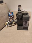 Kaffemaskin Nespresso F521 inkl ett hundratal kapslar 