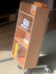 Mobil bokhylla – bokvagn / biblioteksvagn, fyra hyllplan