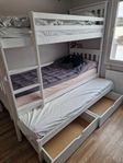 Våningssäng med extra utdragbar säng