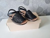 Svartglittriga sandaler från K.Cobler! NYA.