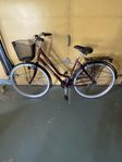 28 tums 3 växlad damcykel. Mörkröd metallic. Fot  handbro