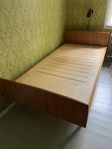 Bortskänkes sängar, en i teak och en barnsäng 