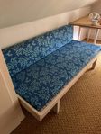 Bortskänkes futon/säng/ soffa samt bord och fåtölj 