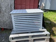 Skydd/inbyggnad/skåp för luftvärmepump