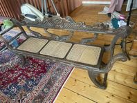 Träsoffa med rottingsits