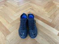 Fotbollsskor gräs/konstgräs Nike stl 37,5