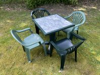 Utegrupp med 4 plaststolar och plastbord 