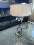  Elegant bordslampa i krom med kristalldekor