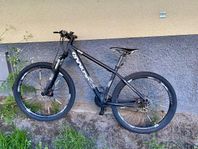 Serious One Disc 26” mountainbike halvdämpad