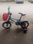 Barn cykel med 12 1/2 tums däck och stödhjul