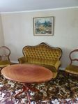 soffa, två stolar och ett soffbord