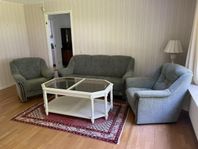 tygsoffa med 2 fåtöljer och bord